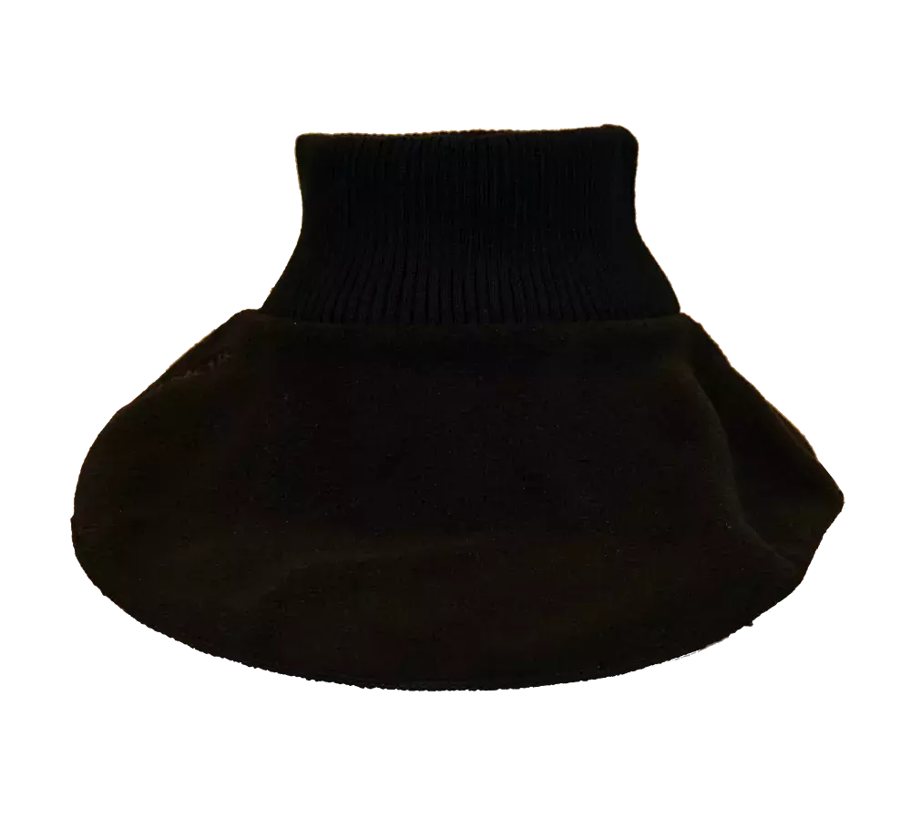 Fotoet viser et sort tekstilstykke med en ribstrikket, elastisk kant øverst og en bred, blød, afrundet bund. Stoffet ser tykt og varmende ud, muligvis fleece eller en uldblanding. Genstanden ligner en kort sok, ankelvarmer eller en halsedisse, designet til at give ekstra varme omkring hals eller ankel. Farven er ensartet sort uden synlige mønstre eller dekorationer.
