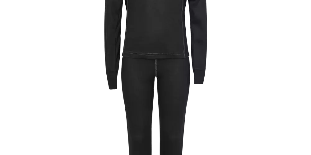 leggings. Sættet har synlige kontrastsømme langs skuldre, ærmer og sider, hvilket giver et sporty udtryk. Materialet virker blødt og elastisk, designet til isolering og bevægelsesfrihed ved kulde, ideelt som mellemlag eller til både hjemmebrug og udendørs aktiviteter.