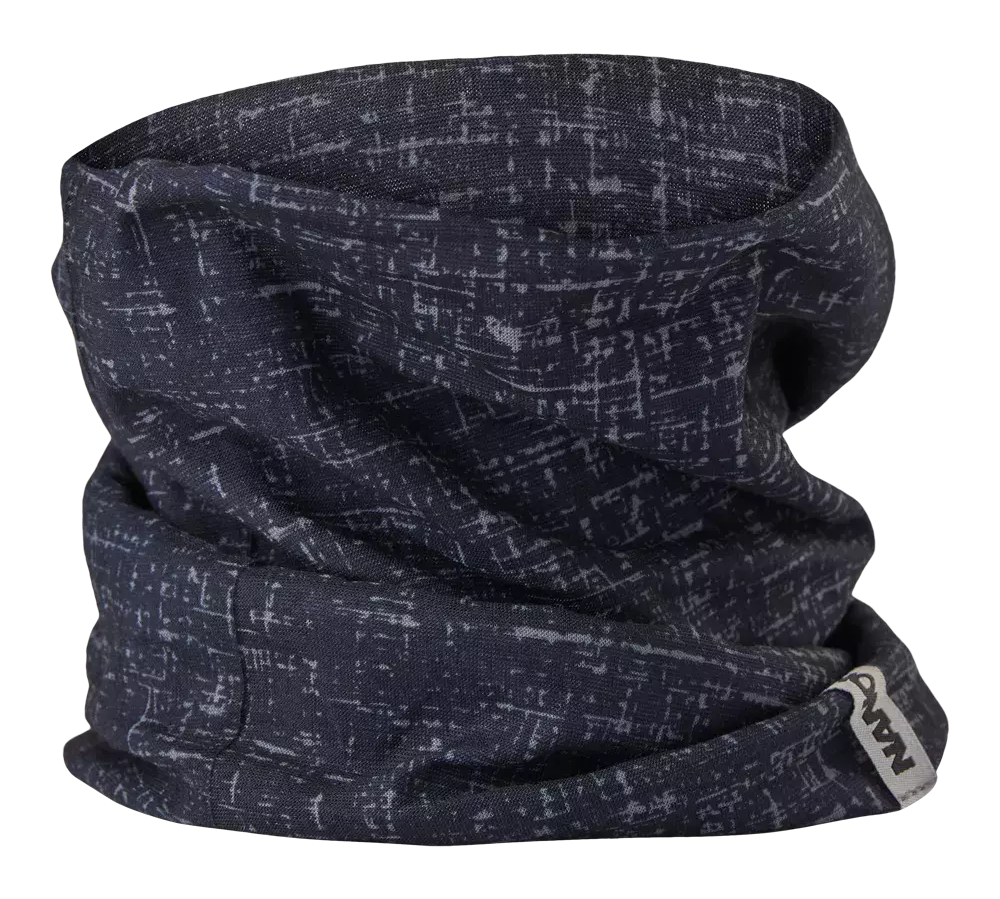 Et mørkeblåt tubehalstørklæde med et diskret, lysere krydsmønster i krydsende striber. Stoffet ser blødt og let tekstureret ud med god elasticitet, designet til at sidde tæt omkring halsen eller trækkes op som pandebånd eller balaclava. Perfekt til udendørs aktiviteter på kølige dage, det beskytter mod vind og kulde og har et lille logo-tag, der giver et enkelt, sporty finish.