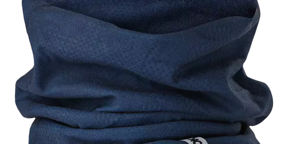 Et mørkeblåt multifunktionelt halsrør i blødt, elastisk materiale. Det har fine folder og en diskret label med logo i kanten. Simpelt, stilrent design med mat struktur, der gør det velegnet som halsvarmer, pandebånd eller ansigtsdækning. Praktisk til udendørs aktiviteter og hverdag, beskytter mod vind og kølighed uden at være tykt eller stift.