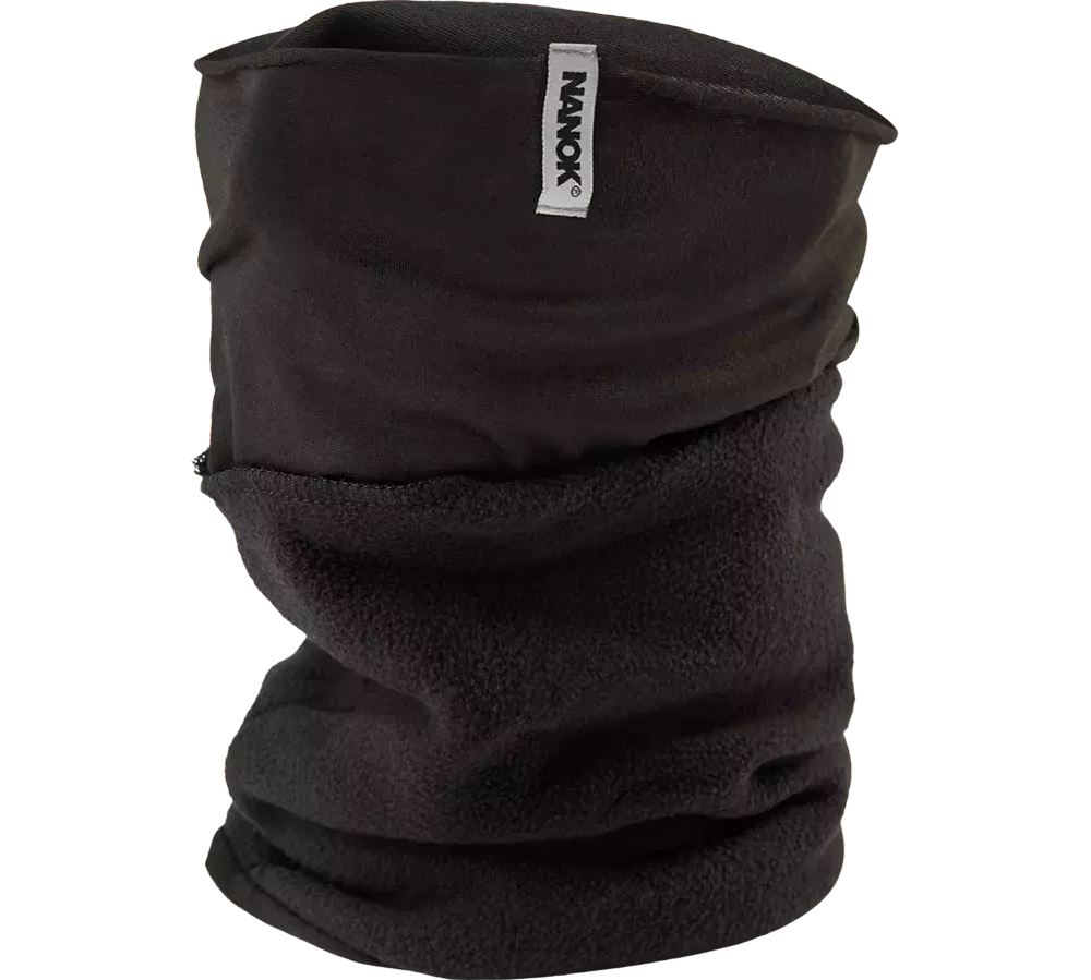 Et enkelt, sort halsrør i to-lags design med blødt fleece indvendigt og glat stof udenpå, mærket med en lille NANOK-tag. Det høje snit dækker hals og underansigt og fungerer som halsedisse, balaclava eller pandebånd. Materialet ser varmt og vindtæt ud, ideelt til vinteraktiviteter, cykling eller skitur. Enkel pasform og elastisk søm gør det nemt at trække over hovedet og justere efter behov.
