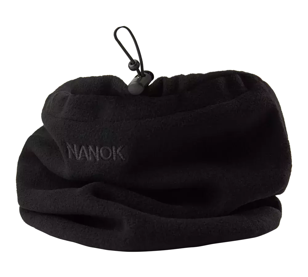 halstørklæde fra mærket NANOK. Den bløde, tætte fleece har et diskret broderet logo og en justerbar snor med stopper, så den kan strammes omkring halsen for ekstra varme. Produktet virker let, pakkbart og vindafvisende, ideelt til vinteraktiviteter og udendørsbrug. Enkel, funktionel og velegnet til både mænd og kvinder.