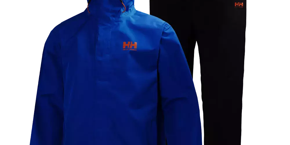 Dette sæt består af en kongeblå anorak med hætte og et par sorte regnbukser. Jakken har en enkel, funktionel silhuet med justerbar hætte og synligt orange HH-logo på brystet, mens bukserne er lige i snittet med diskret logo ved hoften. Materialet ser vand- og vindtæt ud, velegnet til udendørs aktiviteter i vådt vejr og praktisk til dagligt brug.