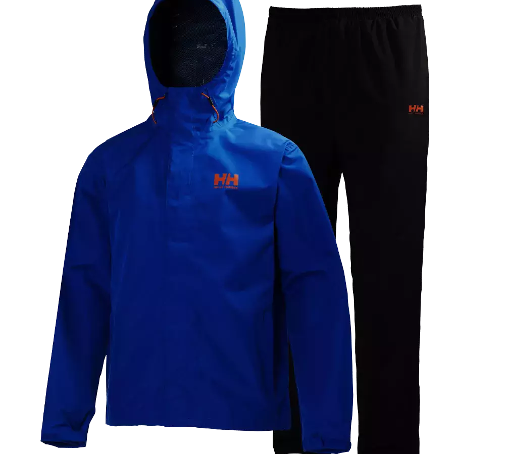 Dette sæt består af en kongeblå anorak med hætte og et par sorte regnbukser. Jakken har en enkel, funktionel silhuet med justerbar hætte og synligt orange HH-logo på brystet, mens bukserne er lige i snittet med diskret logo ved hoften. Materialet ser vand- og vindtæt ud, velegnet til udendørs aktiviteter i vådt vejr og praktisk til dagligt brug.