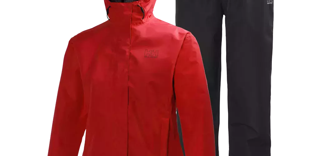 Et praktisk regnsæt bestående af en knaldrød jakke med formsyet hætte og lange ærmer samt tilhørende sorte regnbukser med elastisk talje. Jakken har et rent, minimalistisk snit med diskrete sømme og en lille logo-udsmykning på brystet, mens bukserne er lige i pasformen. Samlet giver sættet et funktionelt og stilrent udtryk, velegnet til våde, udendørs aktiviteter.