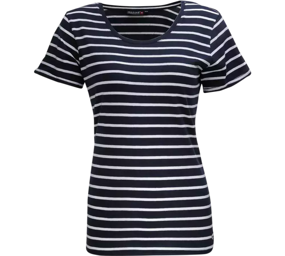 En klassisk kortærmet T‑shirt i mørkeblå med hvide, vandrette striber. Den har rund halsudskæring, en enkel, lidt figursyet pasform og korte ærmer, hvilket giver et afslappet og maritimt look. Stoffet fremstår som blød bomuldsjersey, velegnet til hverdag og sommerbrug. T‑shirten kan nemt styles med jeans, shorts eller en let jakke og fungerer som en tidløs basisdel i garderoben.