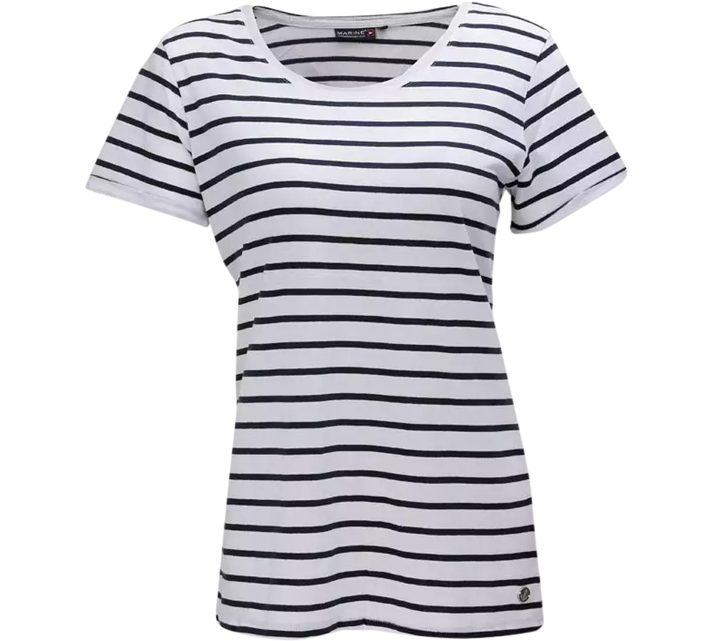 En enkel og stilren kortærmet t-shirt i hvid med tætte, sorte vandrette striber. Den har rund hals, almindelig pasform og et klassisk maritimt look, der passer til både afslappede jeans og mere opklædte outfits. Materialet virker let og blødt, ideelt til hverdag om foråret og sommeren. Minimalistisk detalje nederst giver et subtilt finish.