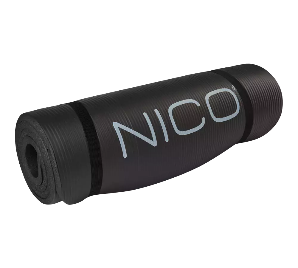 På billedet ses en rullet, sort træningsmåtte med tydeligt "NICO"-logo i lyst print. Måtten har en bølget tekstur og ser tykkere og polstret ud, egnet til yoga, pilates eller gulvtræning. To elastiske stropper holder måtten sammen til nem transport og opbevaring. Designet virker enkelt og praktisk med fokus på komfort og stabilitet under øvelser.
