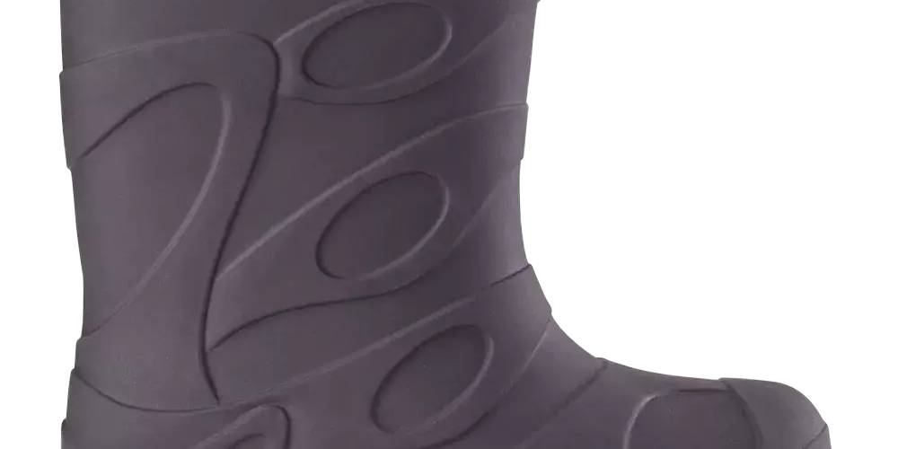 En mørkegrå gummistøvle i ét stykke med et moderne, bølgende mønster på skaftet og forfod. Den kraftige, skridsikre sål har dybe riller for godt greb i mudder og regnvejr. Støvlen virker robust og vandtæt, nem at rengøre og velegnet til havearbejde, udendørsarbejde eller våde fritidsaktiviteter. Enkel, funktionel og praktisk til dårligt vejr.