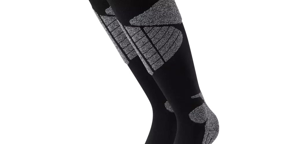 Et par lange, sorte kompressionsstrømper med grå forstærkede zoner ved tå, hæl og skinneben. Strømpene har teksturerede indlæg og ribbet skaft for bedre støtte og pasform. Det polstrede materiale omkring fod og ankel tyder på ekstra komfort ved aktivitet, fx skiløb eller langrend. Designet fremstår funktionelt og moderne med kontrastfarver og strategisk placerede støttezoner for øget holdbarhed og varme.