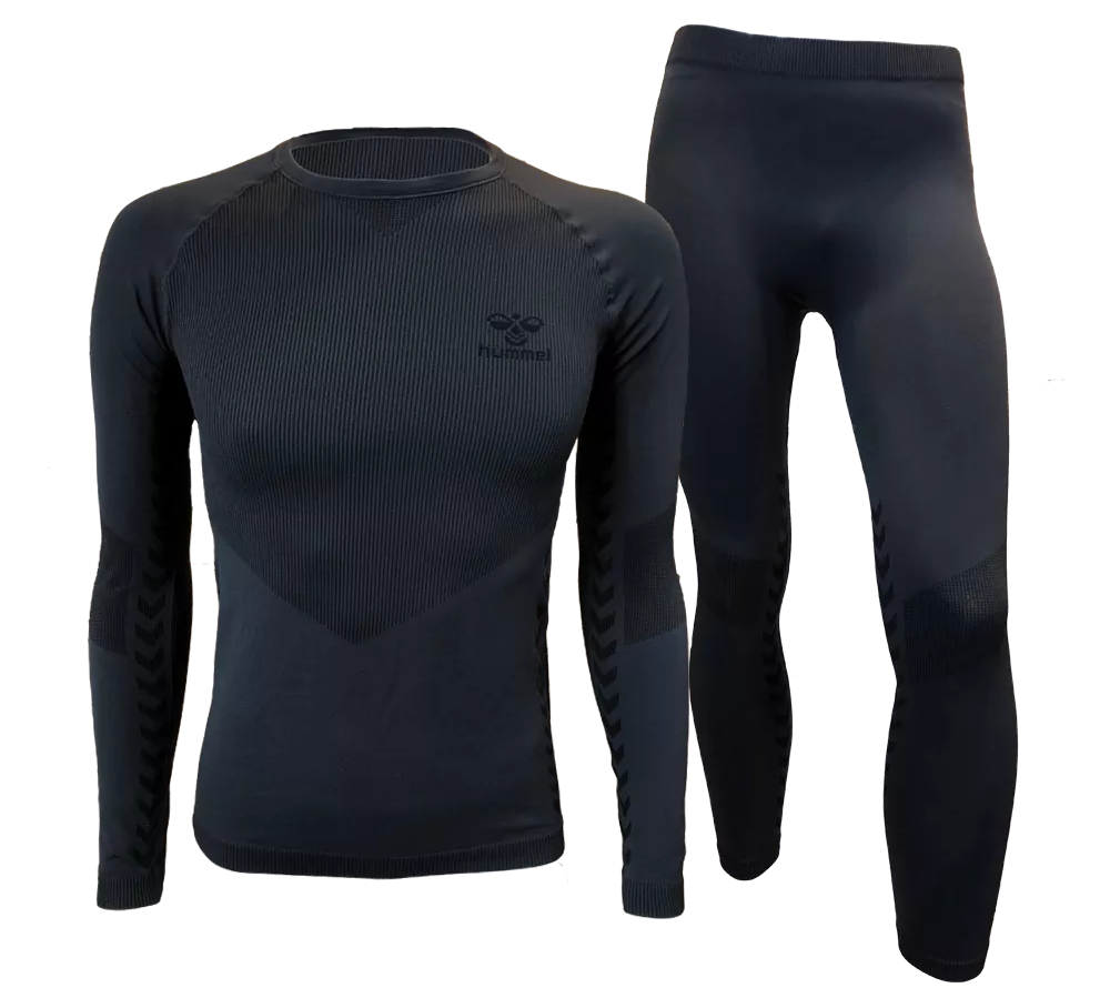 Et mørkt, tætsiddende sæt bestående af en langærmet overdel og matchende leggings i åndbart, ribstrikket materiale. Designet har anatomiske paneler og ekstra struktur ved ærmer og knæ for bevægelsesfrihed og isolering. Sættet virker termoaktivt og elastisk, velegnet som baselag til træning eller udendørs brug under kolde forhold. Simpelt, funktionelt og stilrent i en dæmpet sort nuance.