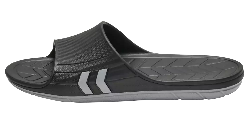 grå badesandal med åben tå og bred rem over vristen. Sålens overflade har mønstret, skridsikker gummistruktur, og den hvide chevron-detalje på siden giver et diskret sporty præg. Den lette, støddæmpende sål og ergonomiske indersål ser komfortable ud til hverdag eller brug ved poolen. Designet virker praktisk, nemt at rengøre og hurtigtørrende.