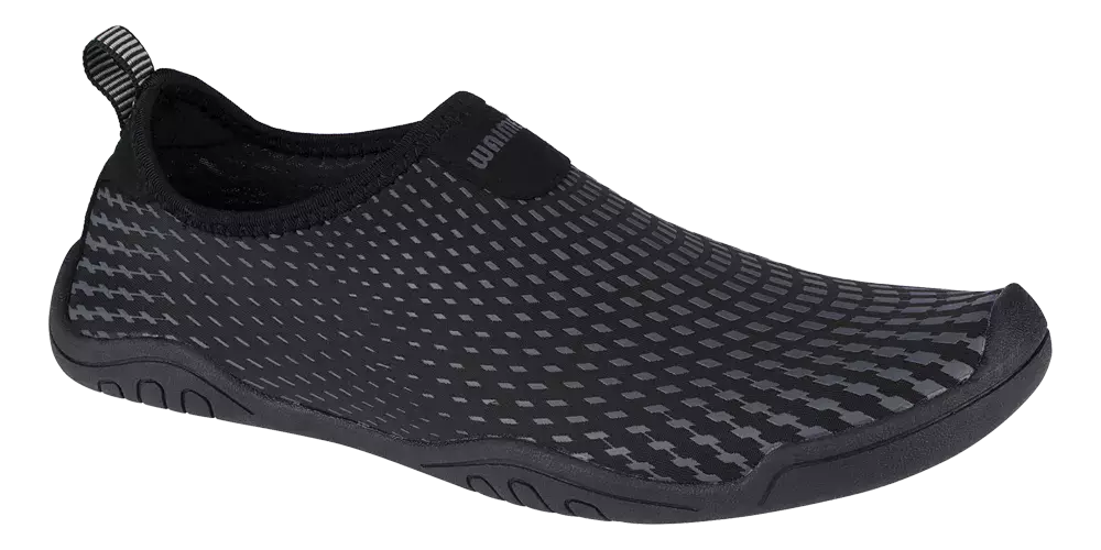 En stilren, sort vandsko i strømlinet slip-on-design med elastisk overdel og diskret mønstret overflade. Skoen har en fleksibel gummisål, let tåforstærkning og en trækflig bagpå for nem påtagning. Materialet virker åndbart og hurtigtørrende, hvilket gør den velegnet til strand, pool, sejlads eller rejser, hvor komfort, greb og beskyttelse mod glatte overflader prioriteres.