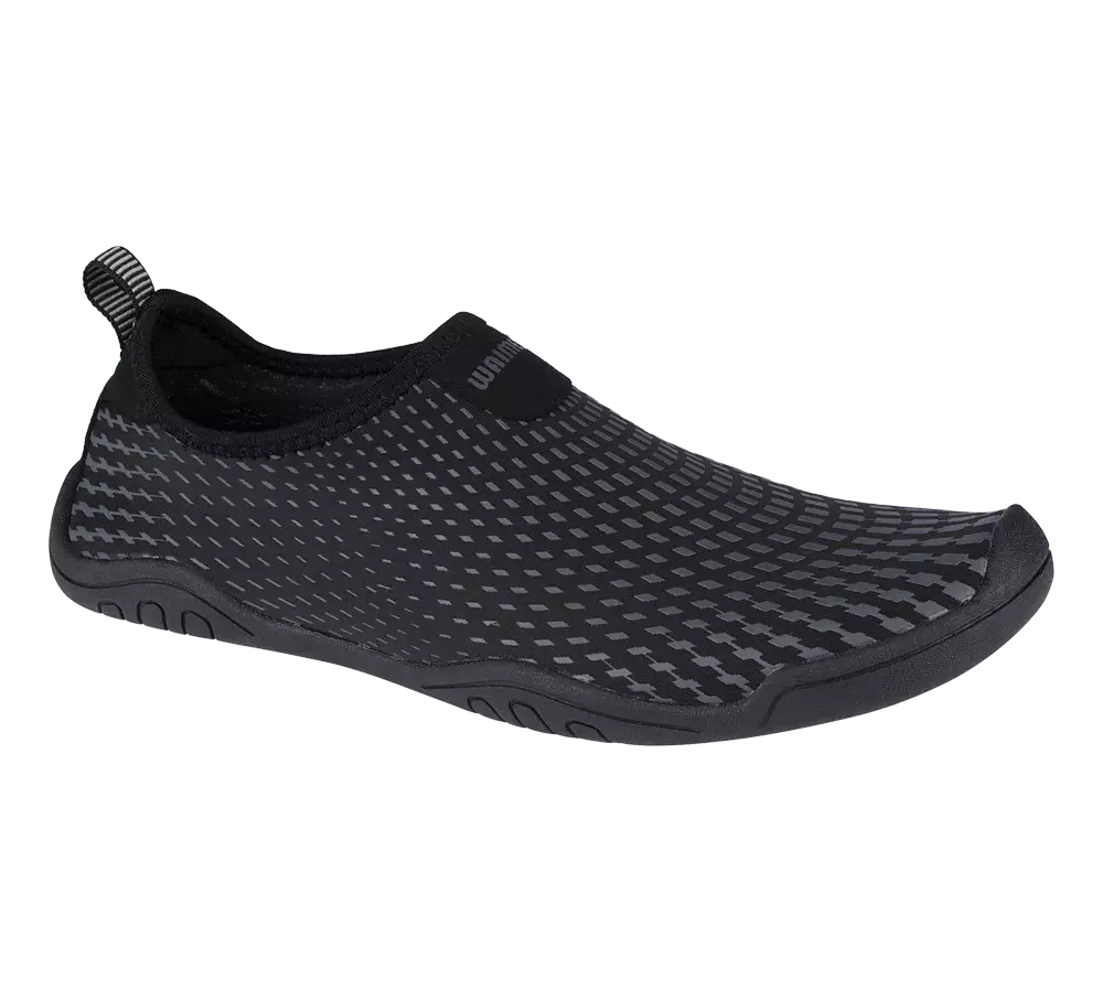En stilren, sort vandsko i strømlinet slip-on-design med elastisk overdel og diskret mønstret overflade. Skoen har en fleksibel gummisål, let tåforstærkning og en trækflig bagpå for nem påtagning. Materialet virker åndbart og hurtigtørrende, hvilket gør den velegnet til strand, pool, sejlads eller rejser, hvor komfort, greb og beskyttelse mod glatte overflader prioriteres.
