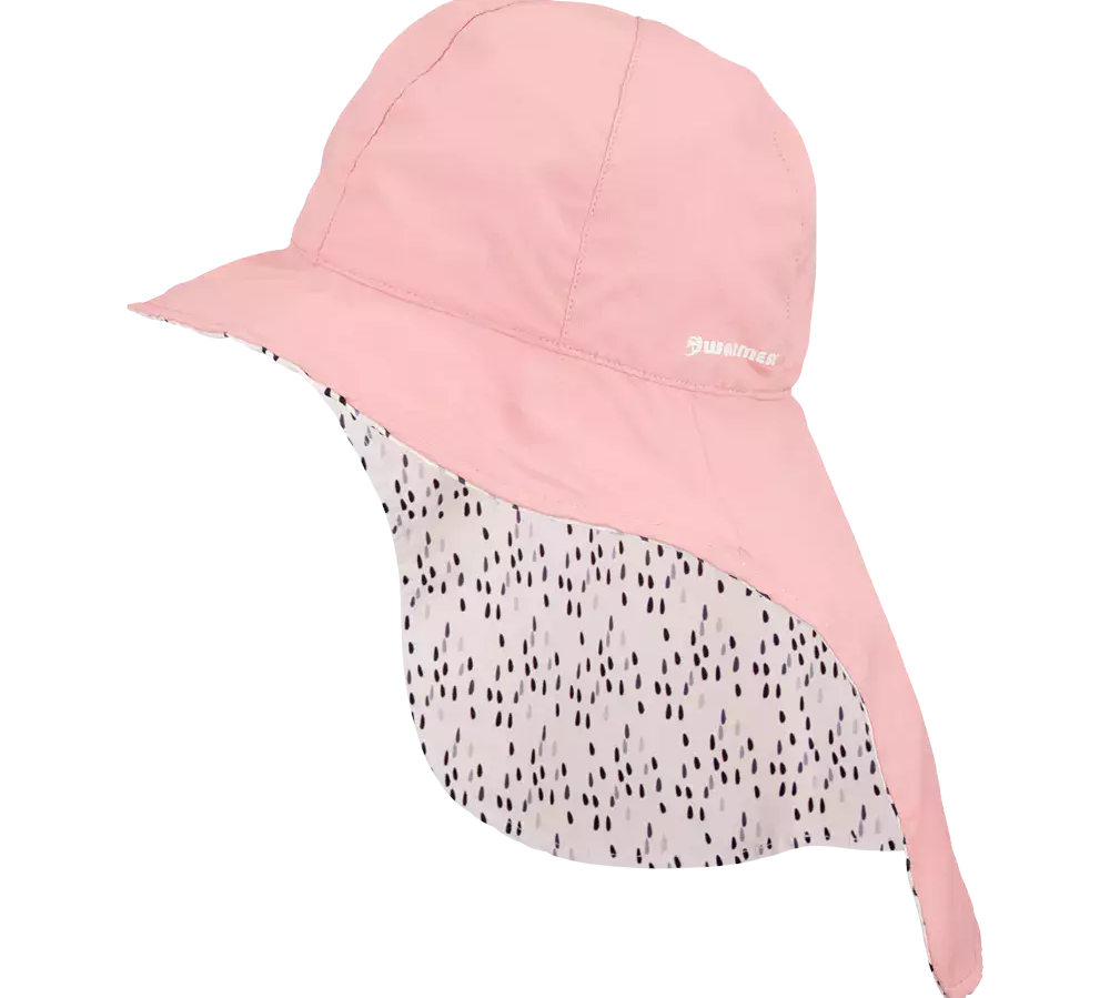 En lyserød solhat med rund skygge foran og langt nakkeskørt bagtil. Indersiden har en hvid bund med små sorte, dråbeformede prikker, som giver et legende udtryk. Hatten virker let i stoffet, syet i paneler med synlige sømme og et diskret logo på siden. Designet er praktisk til udendørsbrug og giver ekstra beskyttelse mod solen til børn. Farven er sart og neutral, velegnet til sommergarderoben.