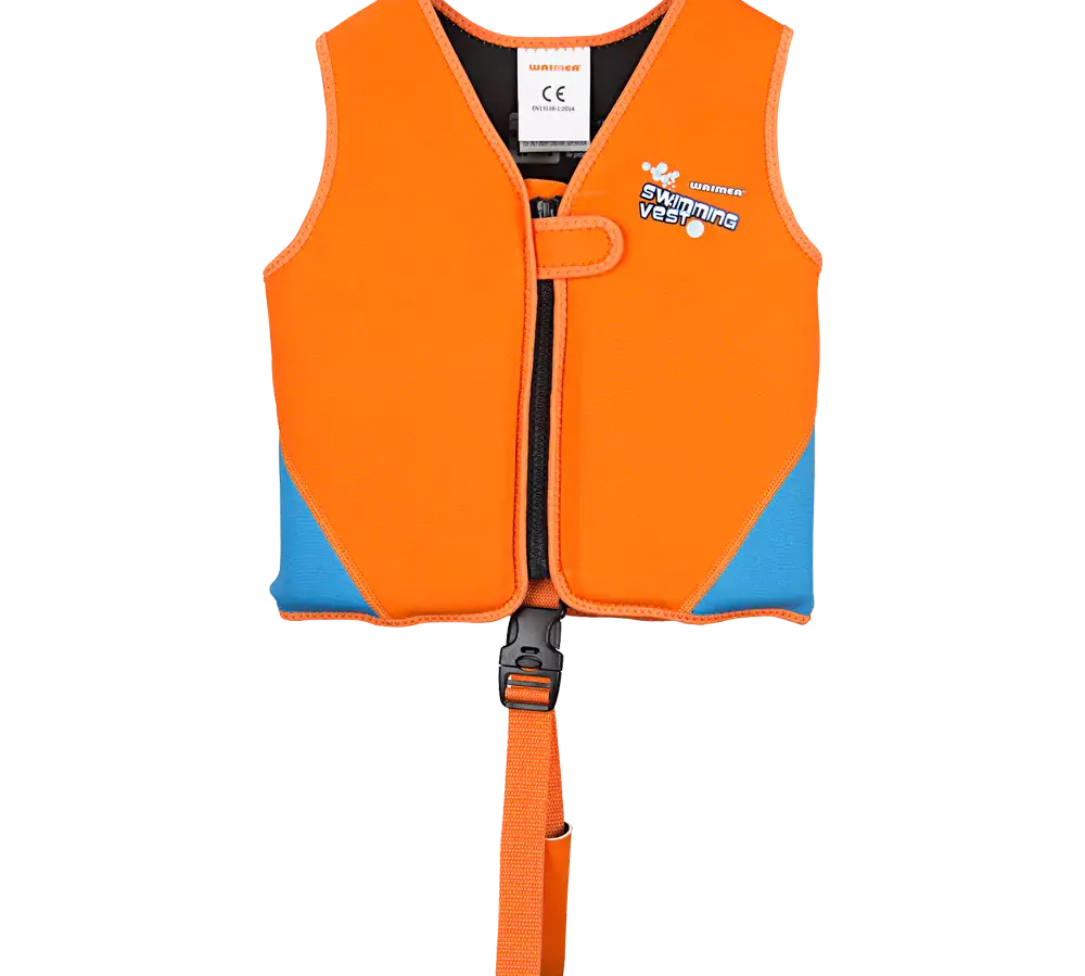 Denne klare orange svømmevest til børn er designet med synlige blå sidepaneler, lynlås foran og en justerbar mellemlårsstrop med plastspænde for ekstra sikkerhed. Vestens bløde, flydende skumpaneler og rundede kanter giver komfort og bevægelsesfrihed i vandet. CE-mærkningen indikerer overensstemmelse med sikkerhedsstandarder, og den enkle lukning gør den nem at tage på og justere.