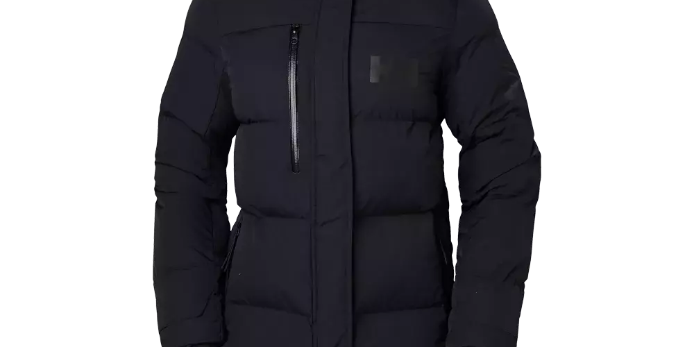 En lang, sort dunfrakke med kraftig polstring og hætte, designet til kolde vintre. Jakken har en skjult lynlås foran med stormklap, lodrette lommer og en vandtæt brystlomme med synlig lynlås. Ærmerne er velisolerede med tætsiddende manchetter, og hætten har justeringssnore for ekstra varme. Stilren, funktionel og velegnet til både bybrug og udendørsaktiviteter, hvor beskyttelse mod vind og kulde er vigtig.