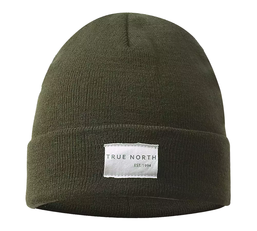En simpel, olivengrøn strikhue med opbukket kant og et diskret, hvidt mærke foran, hvor der står "TRUE NORTH" og "EST. 1994". Hueens tætte ribstrik giver et varmt og robust indtryk, velegnet til kolde dage og friluftsliv. Den ensfarvede, neutrale nuance gør den let at kombinere med vinterjakker og afslappet hverdagstøj. Materialet virker blødt og holdbart, ideelt til både bybrug og aktive udendørsaktiviteter.