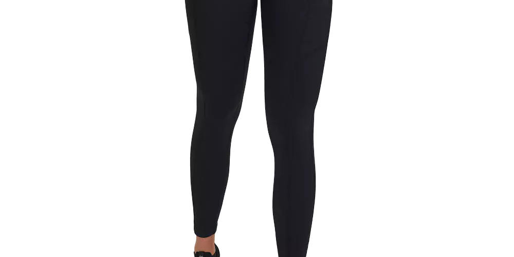 Billedet viser en person fra livet og ned iført sorte, højtaljede træningsleggings og matchende sorte løbesko. Leggingsene sidder tætsiddende og har en diskret sidelomme, godt egnet til mobil eller nøgler under træning. Det minimalistiske, ensfarvede design og den glatte, elastiske pasform signalerer komfort og bevægelsesfrihed, ideel til løb, fitness eller hverdagens aktive aktiviteter.