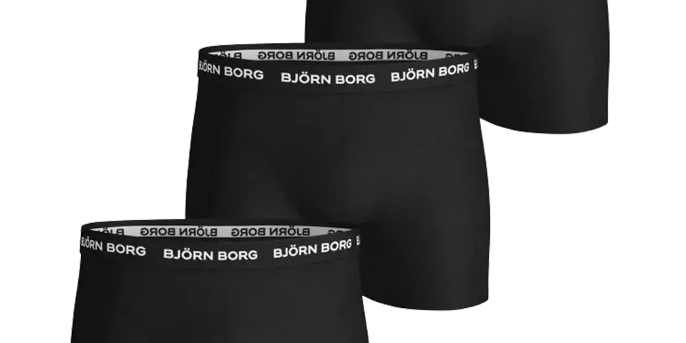 Tre-pak sorte Björn Borg boksershorts i et klassisk, enkelt design. De er tæt tilpassede med en elastisk talje prydet af det hvide Björn Borg-logo, som giver en stilren kontrast. Stoffet virker blødt og fleksibelt med god støtte til daglig brug og sport. En neutral og praktisk løsning for dem, der foretrækker komfort, holdbarhed og minimalistisk æstetik i undertøjet.