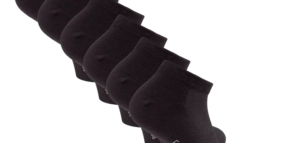 Et sæt seks par sorte ankelsokker vist diagonalt i billedet. Sokkerne er korte med elastisk ribkant og tæt pasform, velegnede til hverdag og sport. Materialet fremstår blødt og slidstærkt, med forstærket hæl og tå. Enkel, minimalistisk stil uden mønster bortset fra størrelsestryk på undersiden. Praktisk pakke til basisgarderoben, der matcher sneakers og lave sko.