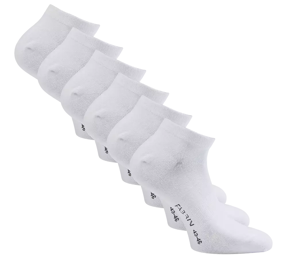 Et sæt med seks hvide ankelstrømper vist diagonalt mod en mørk baggrund. Strømperne er lave, minimalistiske og ser ud til at være i bomuldsblanding med let polstring ved sålen og en elastisk kant, der holder dem på plads. Der er diskrete størrelsesmarkeringer på undersiden. Designet virker praktisk og velegnet til hverdagsbrug, sport og sko med lavskaftet pasform.