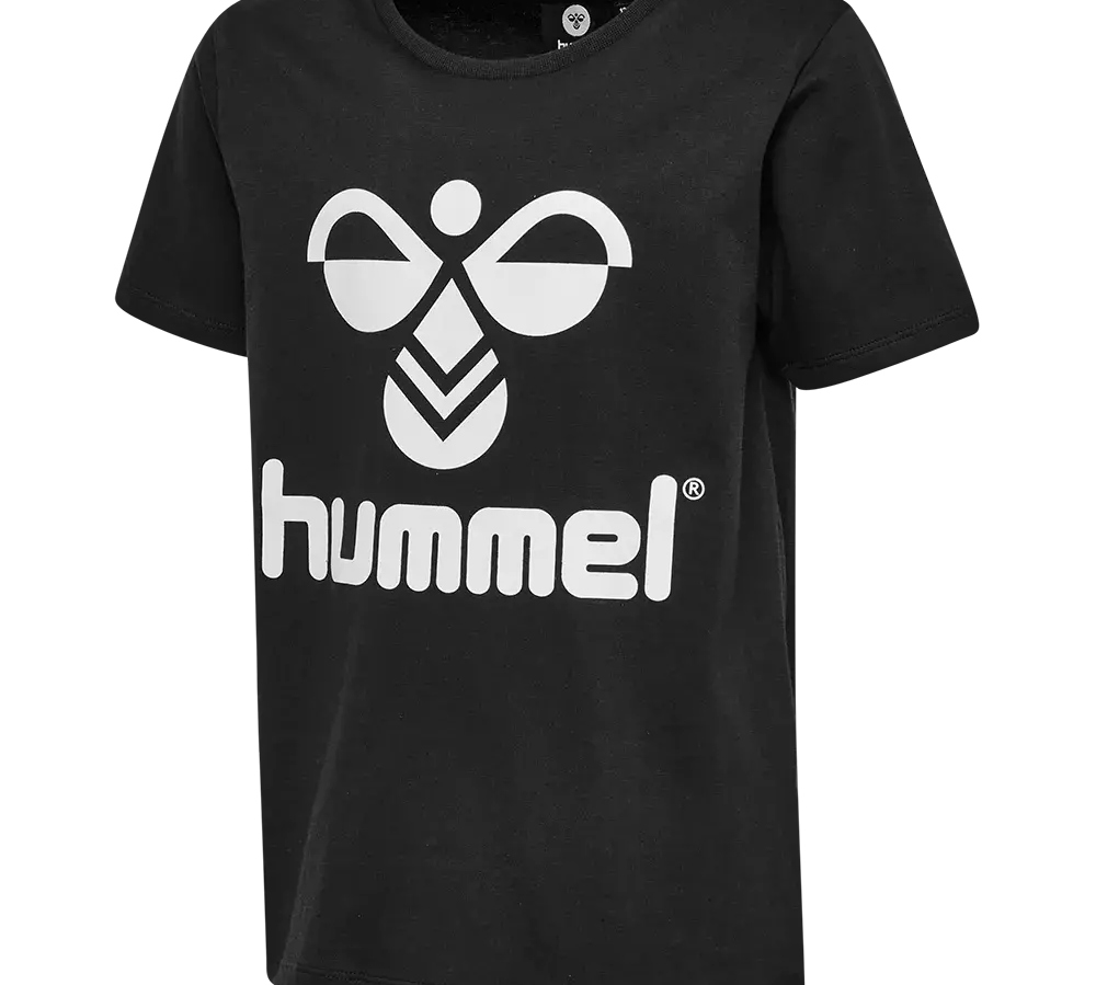 Sort t-shirt i klassisk snit med rund hals og korte ærmer. På brystet er et stort, hvidt hummel-logo med det ikoniske bi-motiv over den markante "hummel"-tekst. T-shirten virker lavet af blødt bomuldsjersey med let afslappet pasform, velegnet til hverdagsbrug eller sportsinspireret styling. Enkel og grafisk, kombineres nemt med jeans, shorts eller træningsbukser for et minimalistisk, sporty look.