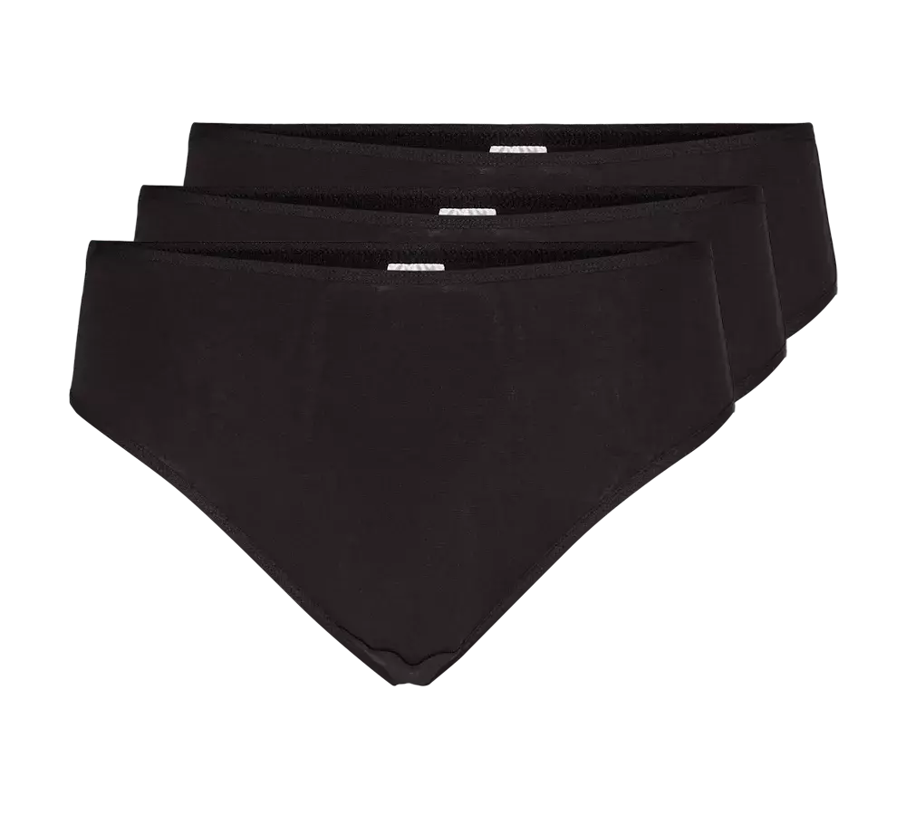 Tre ens sorte trusser i klassisk hipster-cut ligger let forskudt ovenpå hinanden. De har et enkelt, minimalistisk design uden mønster, med fladt elastikliv og bløde, tætsiddende sømme. Materialet virker som bomuld eller mikromodal, hvilket antyder god komfort og åndbarhed til hverdagsbrug. Farven er dybsort, hvilket gør dem praktiske og diskrete under tøjet, velegnede til både afslappede og aktive dage.