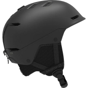 Mat sort ski eller snowboardhjelm med mat overflade og en strømlinet, moderne form. Hjelmen har flere ventilationsåbninger i toppen og på siderne, polstrede øreklapper i tekstil og en justerbar hagerem med klikspænde. Skallen virker robust og støddæmpende, mens samlinger og monteringer er diskrete. Logoet fra Salomon ses på remmen, og designet kombinerer funktionalitet med minimalistisk æstetik.