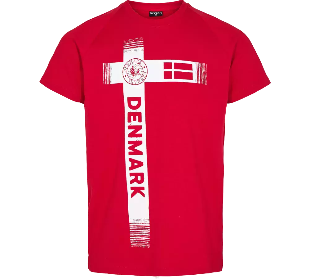 Rød t-shirt med et stort, hvidt korsprint på fronten, der tydeligt refererer til Dannebrog. På det lodrette kors står ordet "DENMARK" i fed, rødt typografi, og det tværgående felt indeholder en stiliseret dansk flaggrafik samt et rundt stempel med teksten "DENMARK". T-shirten har kortærmede, rund hals og et sporty, afslappet udtryk, velegnet til hverdagsbrug og nationale begivenheder.