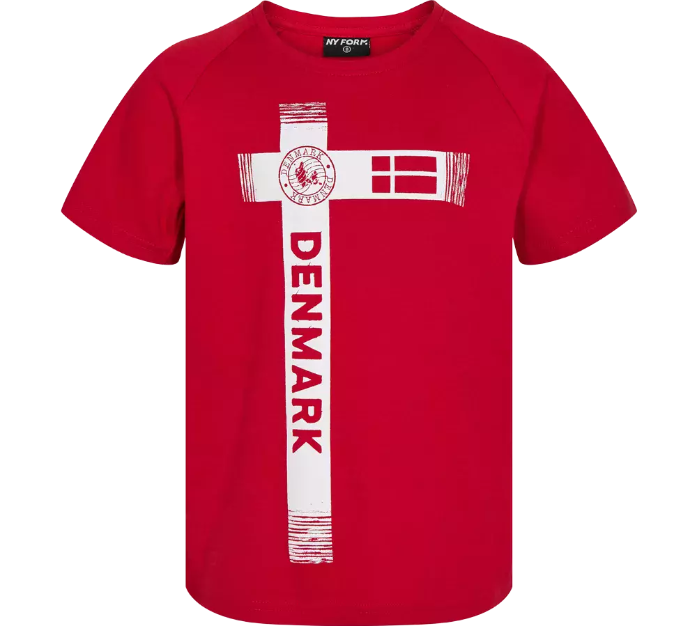 Rød t-shirt med kort ærme og rund hals, prydet af et stort, hvidt korsprint på forsiden. Korsets lodrette stang bærer teksten "DENMARK" i blokbogstaver, og den vandrette stang indeholder et lille, stiliseret dannebrogsflag samt et rundt stempelmærke. Motivets lidt skrattede kanter giver et råt, grafisk udtryk. T-shirten fremstår enkel og patriotisk, velegnet til hverdag eller sportsbegivenheder.