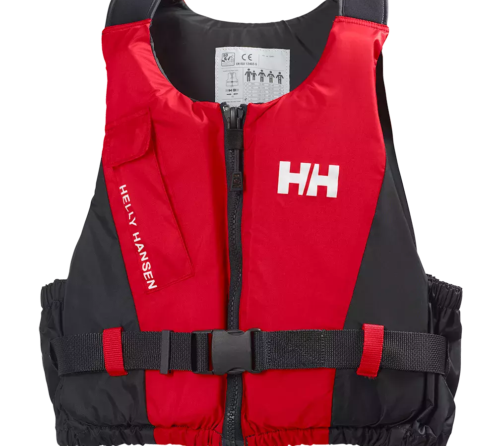 Rød og sort redningsvest fra Helly Hansen med tydeligt HH-logo på brystet. Vesten har centralt lynlås, justerbart sort bælte med hurtigspænde og elastiske sider for sikker pasform. Materialet virker robust og velegnet til sejlads eller vandsport, med lille lomme på venstre side og indvendig mærkat med vejledning. Designet kombinerer funktionalitet og høj synlighed på vandet.
