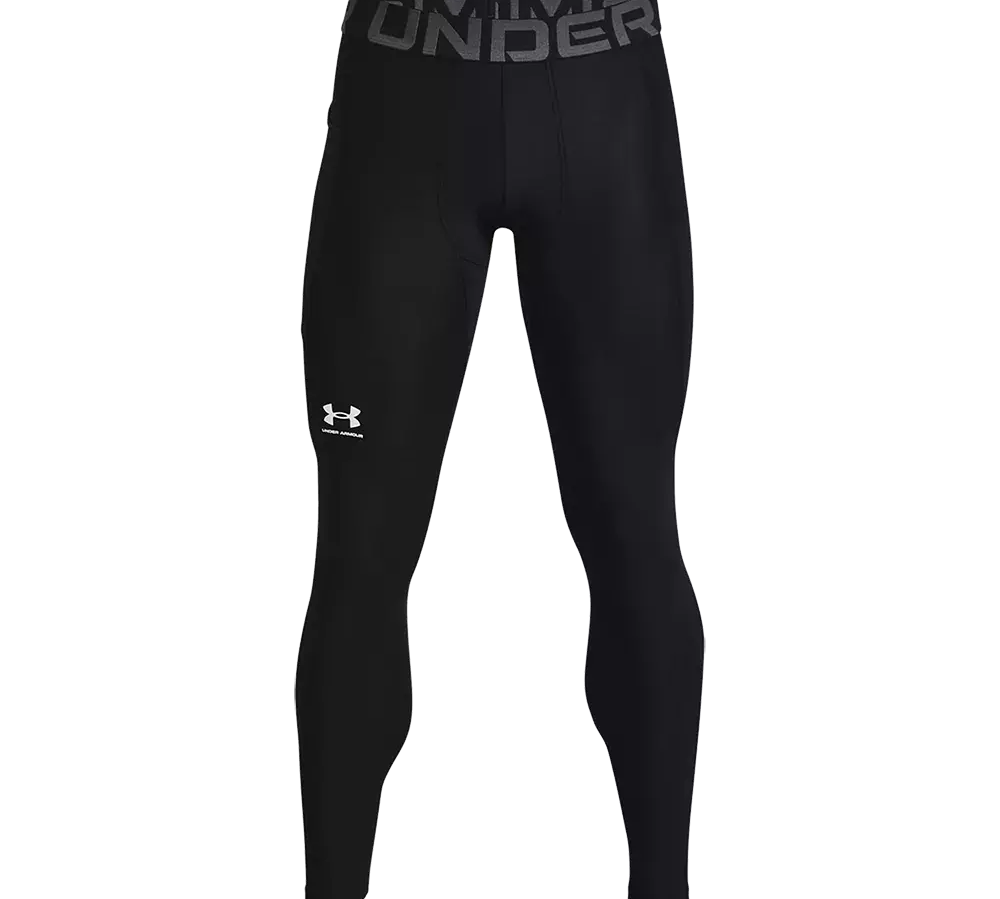 Et par sorte, tætsiddende træningsleggings fra Under Armour med et enkelt og funktionelt design. De lange compression-bukser har en bred elastik i taljen med synlig branding og det lille logo på låret. Materialet virker elastisk og formstøttende, hvilket giver støtte ved løb, styrketræning eller hverdagens aktiviteter. Stilrene og alsidige leggings, der kombinerer komfort og sporty æstetik.