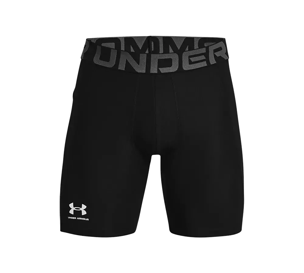 Billedet viser et par sorte kompressionsshorts fra Under Armour. Shortsen har et tæt, elastisk fit med flade syninger for bevægelsesfrihed og komfort. Et bredt elastik-liv med tydeligt 'Under Armour'-tryk sikrer god pasform, mens det lille logo på låret giver et sporty finish. Designet er enkelt og funktionelt, velegnet til træning, løb og højintensitetsaktiviteter.