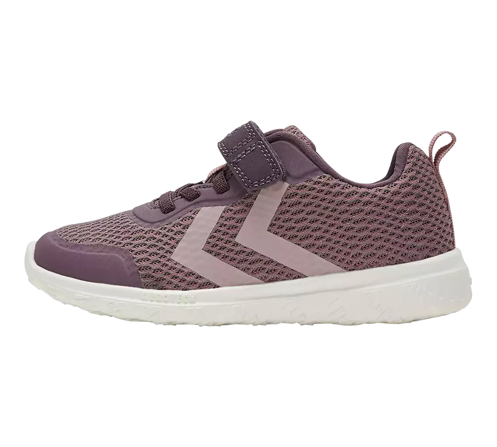 En sporty børnesneaker i støvet lilla med åndbart mesh i overdelen og kontrastdetaljer i lysere nuance. Skoen har en praktisk velcrolukning og elastiske snørebånd for nemt af- og påtagning, forstærket tåparti og en lille hælstrop. Den hvide, lette ydersål giver stødabsorbering og mønster for godt greb. Designet kombinerer komfort og funktionalitet til hverdag og leg.