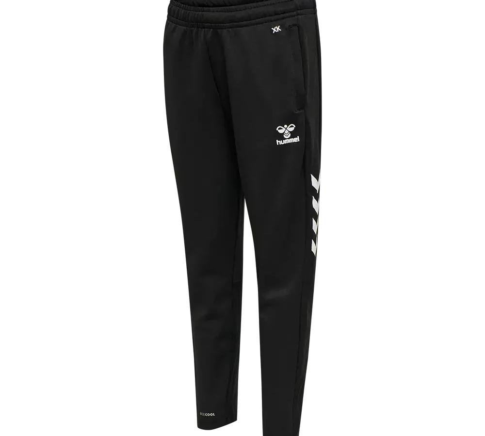 Et par sorte træningsbukser fra hummel med slank, moderne pasform. Bukserne har elastisk talje, sidelommer med lynlås og det klassiske hummel-logo på låret. De hvide chevrons langs ydersiden giver et sporty udtryk, mens det lette, åndbare materiale sikrer komfort under træning og fritid. Diskrete detaljer ved anklerne og en enkel, funktionel finish gør dem velegnede til både hverdag og sport.