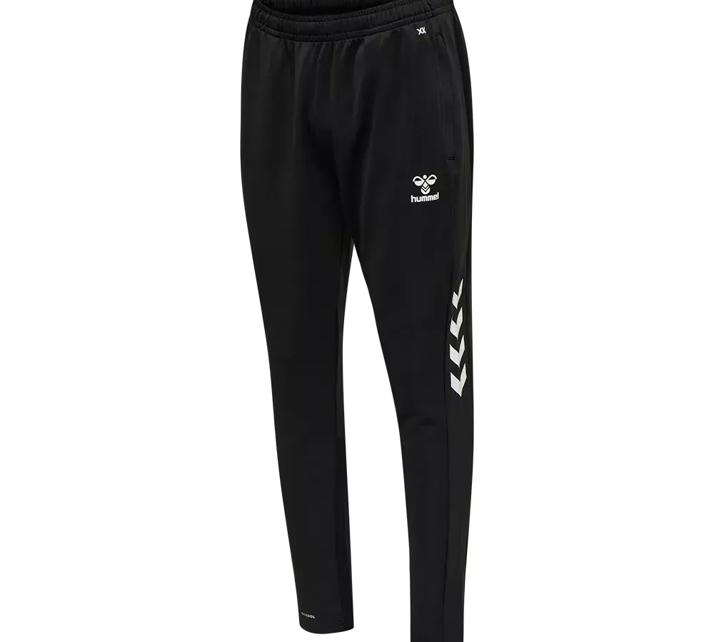 Disse sorte træningsbukser fra hummel har et smalt, moderne snit med elastisk talje og sidelommer. Et hvidt bi-logo på låret og karakteristiske hvide chevrons langs ydersiden giver et sporty, minimalistisk udtryk. Bukserne virker lette og fleksible med lynlåse ved anklerne, velegnede til både træning og afslappet fritidsbrug. Materialet ser åndbart og slidstærkt ud.