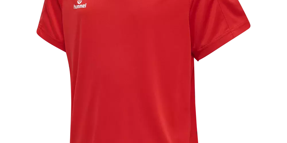 Rød trænings- eller spillershirt fra Hummel i let, åndbart materiale. Kortærmet med V-udskæring og kontrastdetalje i hvid ved kraven. Hvid Hummel-logo på brystet og ikoniske chevrons langs skuldrene giver et sporty udtryk. Enkel og funktionel pasform, velegnet til fodbold, håndbold eller løbetræning. Fås i flere størrelser og er nem at kombinere med shorts eller træningsbukser.