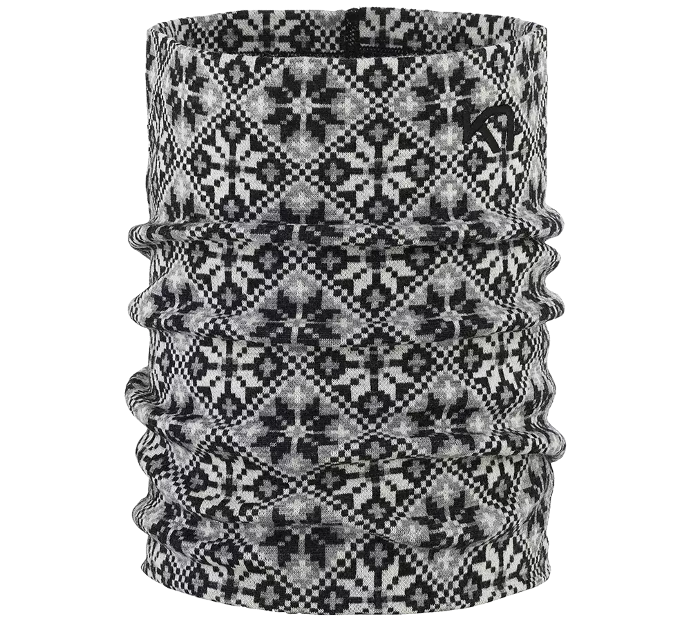 Dette billede viser en sort-hvid multifunktionel halsedisse med et traditionelt, geometrisk nordisk mønster. Stoffet virker let, elastisk og rynket for at vise fleksibilitet og pasform. Mønsteret består af symmetriske stjerner og diamantformer, hvilket giver et både klassisk og moderne udtryk. Produktet egner sig til udendørs aktiviteter, skiture eller som stilfuldt, praktisk tilbehør på kolde dage.