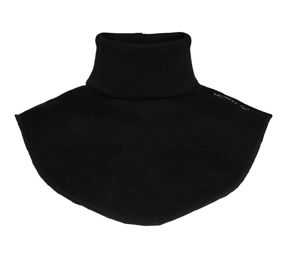 Billedet viser en enkel, sort halsedisse med høj rullekrave. Stoffet ser blødt og tætvævet ud, sandsynligvis fleece eller en uldblanding, med glatte syninger langs kanten. Designet dækker skuldre og øvre bryst og giver ekstra varme uden en fuld sweater. Minimalistisk og praktisk, velegnet til vinterlag, cykelture eller under en jakke for ekstra beskyttelse mod kulde.