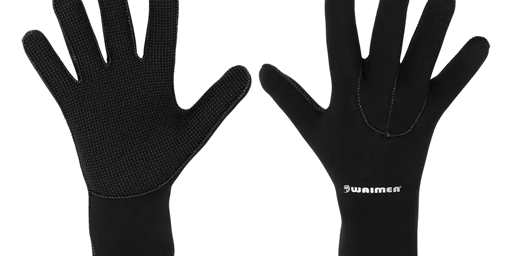 Et par sorte neoprenhandsker vises på billedet, med formsyede fingre og forstærkede håndflader dækket af skridsikkert, punktmønstret greb. Handskerne har lange manchetter for bedre tætning om håndleddet og synlige flade sømme for komfort. Den højre handske viser et lille logo. Designet virker praktisk til vandsport, dykning eller kolde, fugtige forhold, hvor varme og godt greb er vigtige.