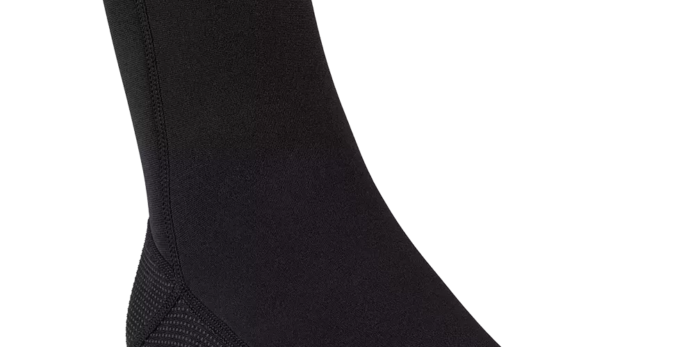 Sort neoprenvandsok med ankellængde, designet til vandsport og dykning. Sokken har en tætsiddende pasform, forstærket sål med skridsikkert mønster og flade sømme for komfort. Det fleksible materiale isolerer mod kulde og holder fødderne beskyttede mod sten og koral. Diskret logo på ydersiden og enkel, funktionel konstruktion gør den velegnet til surfing, snorkling eller bådbrug.