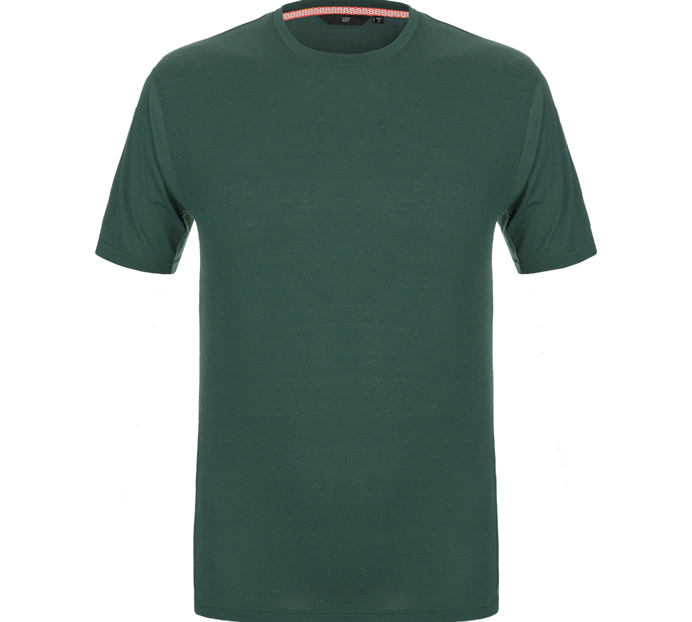En enkelt, klassisk T-shirt i dyb skovgrøn farve med rund hals og korte ærmer. Designet er minimalistisk og uden synlige logoer eller mønstre, hvilket giver et clean og tidløst udtryk. Stoffet ser blødt og let ud, egnet til hverdagsbrug eller lag-på-lag styling. En alsidig basisgenstand, der passer til både afslappede og mere enkle, velkoordinerede outfits.