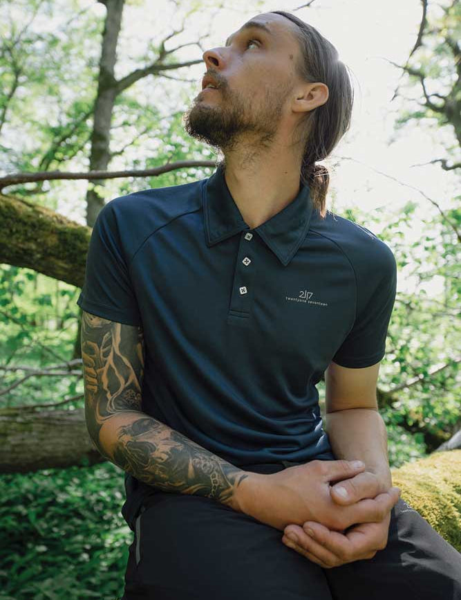 2117-of-sweden-froseke-tech-polo-moerkeblaa-livsstil.jpg