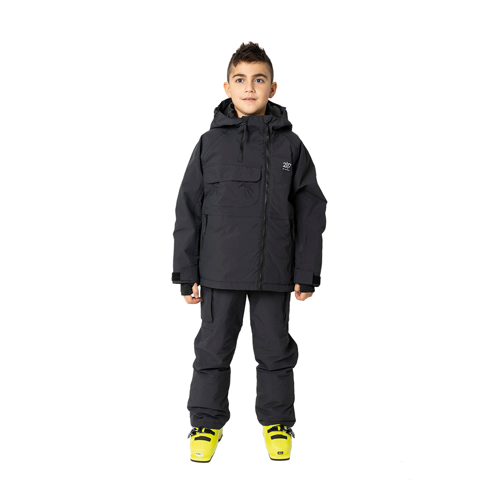 2117 of Sweden præsenterer Jr Kidden Padded Ski Jacket, en højt funktionel skijakke til børn. Designet er minimalistisk og stilrent i sort, med praktiske detaljer som flere lommer og en justerbar hætte. Jakken sikrer optimal komfort og varme under vinteraktiviteter med sin polstrede konstruktion. Perfekt til den lille skientusiast, der søger kvalitet og stil på skibakkerne. Denne jakke tilbyder en blanding af moderne teknologi og klassisk design, ideel til kolde dage.