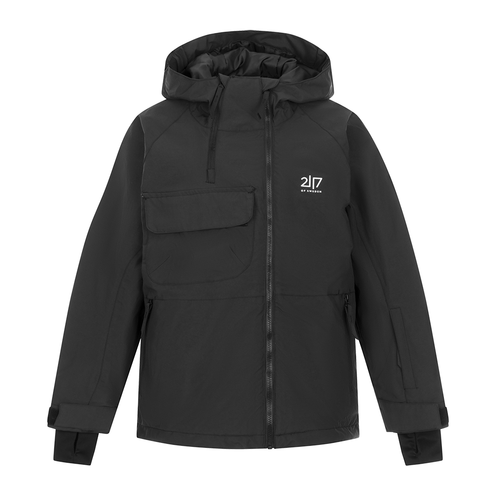 Denne "2117 of Sweden Jr Kidden Padded Ski Jacket" er den ideelle børneskijakke til kolde vinterdage. Jakken er udformet i et tidløst, sort design med synlig logo på brystet, som giver et stilrent look. Den er udstyret med en rummelig hætte og flere praktiske lommer, der sikrer, at alle små nødvendigheder kan medbringes på skituren. Jakken er designet til at holde varmen godt inde, mens kulden holdes ude, hvilket gør den perfekt til udendørs aktiviteter om vinteren.