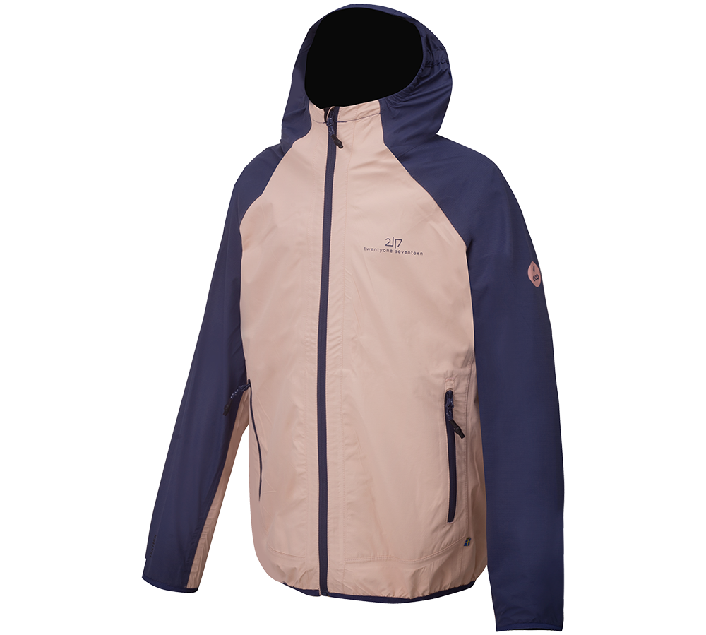 En let, sporty jakke med hætte i tofarvet design: sart rosa krop og dyb marineblå ærmer og hætte. Jakken har gennemgående lynlås, to lynlåslommer og elastisk kant ved ærmer og bund for bedre pasform. Materialet virker glat og vindafvisende, ideelt til udendørs aktiviteter på kølige dage. Diskret logo på brystet giver et moderne, minimalistisk look.