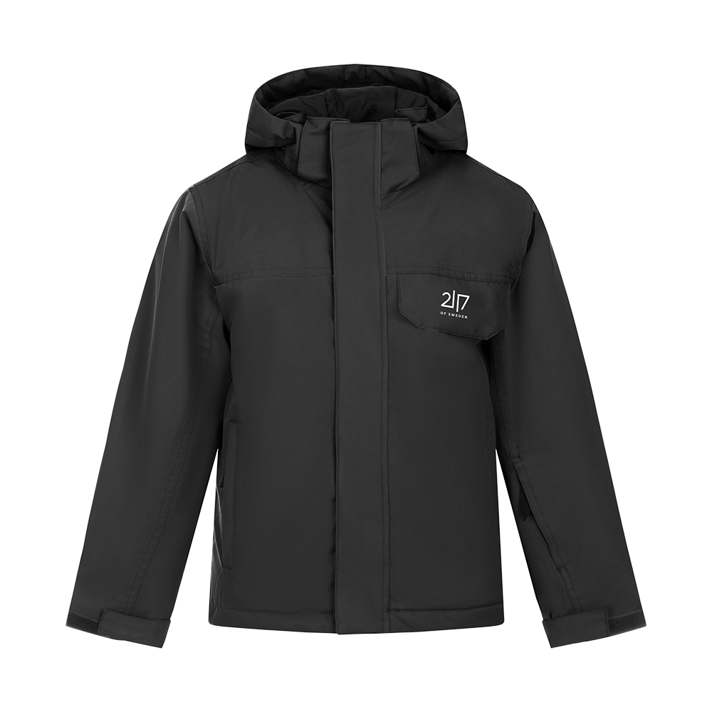 Denne 2117 of Sweden Jr Misan Padded Ski Jacket er ideel til børn, der elsker vinteraktiviteter. Jakken er udstyret med effektiv isolering og vandafvisende materialer, hvilket gør den perfekt til både skiløb og hverdagsbrug i de kolde måneder. Det tidløse sorte design er både stilfuldt og praktisk, med mærkets diskrete logo på venstre bryst som en fin detalje. Et must-have for den kommende vintersæson.