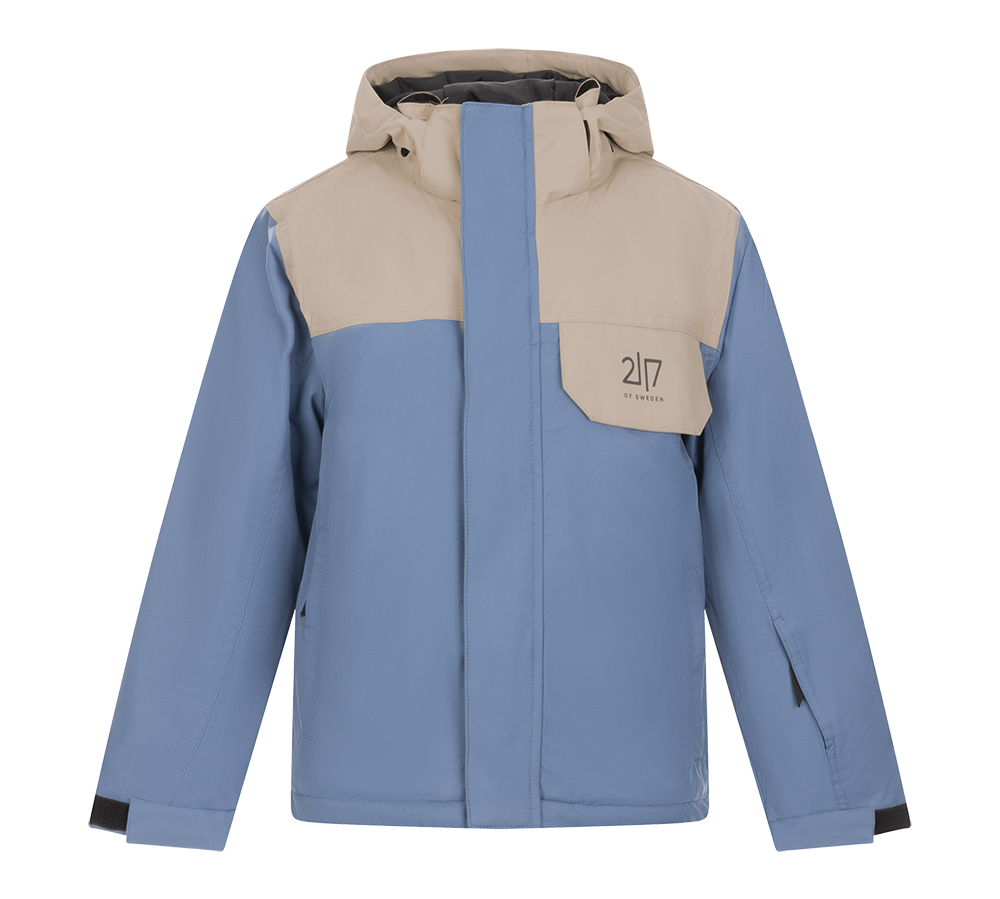 Denne "2117 of Sweden Jr Misan Padded Ski Jacket" er designet til børn og ideel til vintersport. Jakken kombinerer lyseblå og beige farver med en diskret logo på venstre bryst. Den er udstyret med en varm hætte og praktiske lommer, der sikrer varme og funktionalitet på skibakken. Denne skijakke er perfekt til de kolde dage, og dens holdbare materiale sikrer langvarig brug og komfort for det aktive barn.