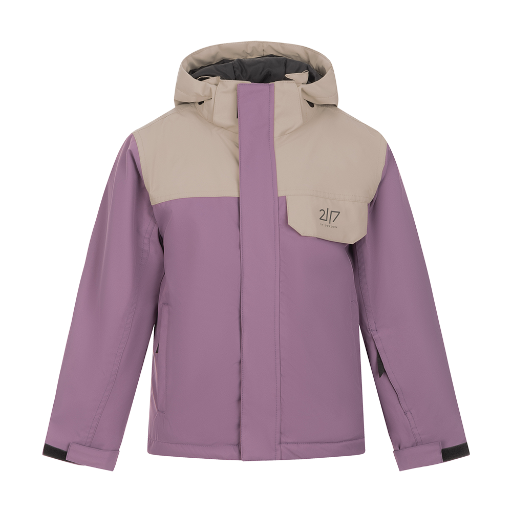 2117 of Sweden Jr Misan Padded Ski Jacket er en stilfuld og funktionel børneskijakke. Denne jakke er ideel til vinteraktiviteter og tilbyder både varme og komfort med sit polstrede design. Farvekombinationen af blød lilla og beige giver et moderne og attraktivt look, mens det diskrete logo på brystet tilføjer et mærkevarepræg. Jakken er udstyret med en justerbar hætte og praktiske lommer, hvilket gør den både praktisk og smart til koldere dage.